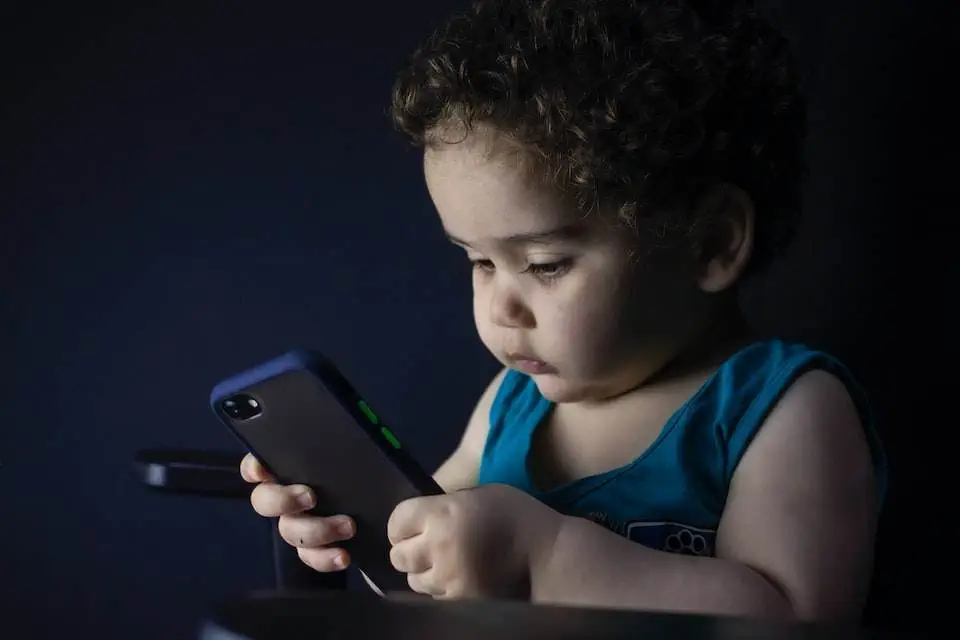Cât trebuie sa coste telefonul pentru copil?